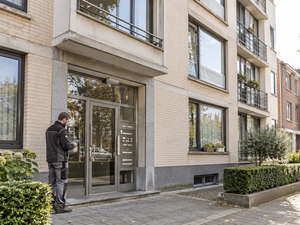 Asbestdeskundige inspecteert de gemene delen van een appartementsgebouw voor het asbestattest