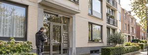 Asbestdeskundige inspecteert de gemene delen van een appartementsgebouw voor het asbestattest